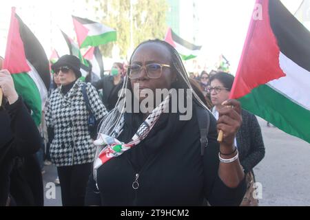 Una MARCIA SILENZIOSA DALLE DONNE TUNISINE ALLE DONNE PALESTINESI - mettete il vostro cuore nel mio cuore, yammah - sabato 25 novembre 2023, - luogo dei diritti umani, situato in Avenue Mohamed V a Tunisi, in direzione del Teatro Comunale. Organizzata da donne determinate, questa marcia mira a stabilire un ponte emotivo tra le donne tunisine e quelle palestinesi. Con lo slogan "mettete il vostro cuore nel mio cuore, yammah", questo approccio è un'espressione di sostegno alle donne palestinesi che affrontano sfide insormontabili.foto Wassime Mahjoub. Tunisi, Tunisia: Una marcia silenziosa e unita per le donne di Pa Foto Stock