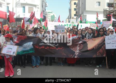 Una MARCIA SILENZIOSA DALLE DONNE TUNISINE ALLE DONNE PALESTINESI - mettete il vostro cuore nel mio cuore, yammah - sabato 25 novembre 2023, - luogo dei diritti umani, situato in Avenue Mohamed V a Tunisi, in direzione del Teatro Comunale. Organizzata da donne determinate, questa marcia mira a stabilire un ponte emotivo tra le donne tunisine e quelle palestinesi. Con lo slogan "mettete il vostro cuore nel mio cuore, yammah", questo approccio è un'espressione di sostegno alle donne palestinesi che affrontano sfide insormontabili.foto Wassime Mahjoub. Tunisi, Tunisia: Una marcia silenziosa e unita per le donne di Pa Foto Stock