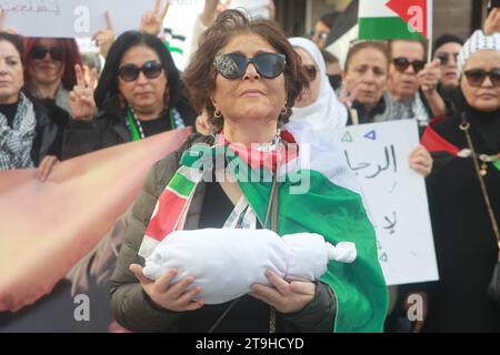 Una MARCIA SILENZIOSA DALLE DONNE TUNISINE ALLE DONNE PALESTINESI - mettete il vostro cuore nel mio cuore, yammah - sabato 25 novembre 2023, - luogo dei diritti umani, situato in Avenue Mohamed V a Tunisi, in direzione del Teatro Comunale. Organizzata da donne determinate, questa marcia mira a stabilire un ponte emotivo tra le donne tunisine e quelle palestinesi. Con lo slogan "mettete il vostro cuore nel mio cuore, yammah", questo approccio è un'espressione di sostegno alle donne palestinesi che affrontano sfide insormontabili.foto Wassime Mahjoub. Tunisi, Tunisia: Una marcia silenziosa e unita per le donne di Pa Foto Stock