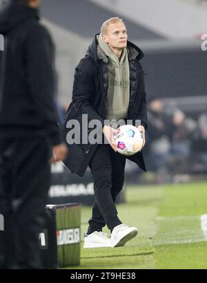 Duesseldorf, Germania. 25 novembre 2023. Calcio: Bundesliga 2, fortuna Düsseldorf - FC Schalke 04, giorno 14, nella Merkur Spiel-Arena. L'allenatore dello Schalke Karel Geraerts prende una palla. Credito: Roland Weihrauch/dpa - NOTA IMPORTANTE: in conformità con le norme della DFL German Football League e della DFB German Football Association, è vietato utilizzare o utilizzare fotografie scattate nello stadio e/o della partita sotto forma di immagini sequenziali e/o serie di foto simili a video./dpa/Alamy Live News Foto Stock