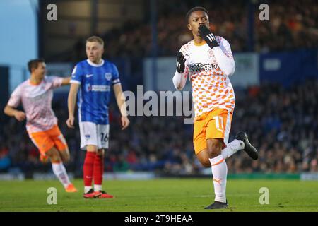 Karamoko Dembélé #11 di Blackpool celebra il suo obiettivo di raggiungere il 0-2 durante la partita di Sky Bet League 1 Portsmouth vs Blackpool a Fratton Park, Portsmouth, Regno Unito, 25 novembre 2023 (foto di Gareth Evans/News Images) Foto Stock