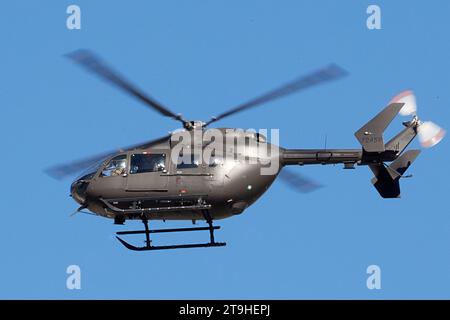 Palm Springs, California, USA. 22 novembre 2023. Un Eurocopter dell'esercito degli Stati Uniti UH-72A Lakota da Fort Irwin che atterra all'aeroporto di Palm Springs. (Immagine di credito: © Ian L. Sitren/ZUMA Press Wire) SOLO USO EDITORIALE! Non per USO commerciale! Foto Stock