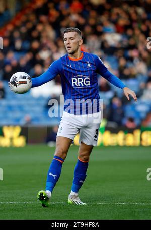 Immagine azione di Mark Kitching dell'Oldham Athletic Association Football Club durante la partita della Vanarama National League tra l'Oldham Athletic e l'Ebbsfleet United al Boundary Park di Oldham sabato 25 novembre 2023. (Foto: Thomas Edwards | mi News) crediti: MI News & Sport / Alamy Live News Foto Stock