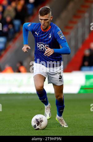 Immagine azione di Mark Kitching dell'Oldham Athletic Association Football Club durante la partita della Vanarama National League tra l'Oldham Athletic e l'Ebbsfleet United al Boundary Park di Oldham sabato 25 novembre 2023. (Foto: Thomas Edwards | mi News) crediti: MI News & Sport / Alamy Live News Foto Stock