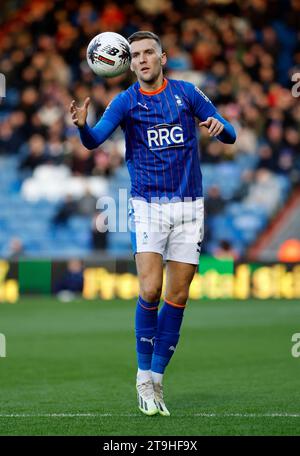 Immagine azione di Mark Kitching dell'Oldham Athletic Association Football Club durante la partita della Vanarama National League tra l'Oldham Athletic e l'Ebbsfleet United al Boundary Park di Oldham sabato 25 novembre 2023. (Foto: Thomas Edwards | mi News) crediti: MI News & Sport / Alamy Live News Foto Stock