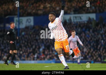 Portsmouth, Regno Unito. 25 novembre 2023. Karamoko Dembélé #11 di Blackpool celebra il suo obiettivo di raggiungere il 0-2 durante la partita di Sky Bet League 1 Portsmouth vs Blackpool a Fratton Park, Portsmouth, Regno Unito, il 25 novembre 2023 (foto di Gareth Evans/News Images) a Portsmouth, Regno Unito il 25/11/2023. (Foto di Gareth Evans/News Images/Sipa USA) credito: SIPA USA/Alamy Live News Foto Stock