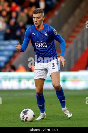 Immagine azione di Mark Kitching dell'Oldham Athletic Association Football Club durante la partita della Vanarama National League tra l'Oldham Athletic e l'Ebbsfleet United al Boundary Park di Oldham sabato 25 novembre 2023. (Foto: Thomas Edwards | mi News) crediti: MI News & Sport / Alamy Live News Foto Stock