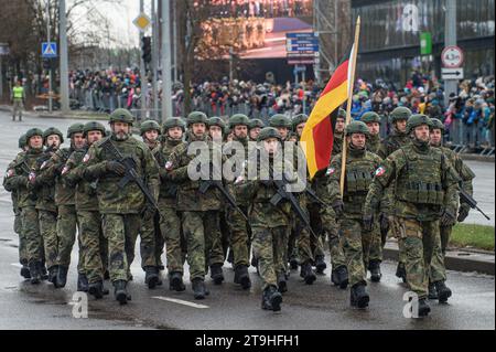 Vilnius, Lituania. 25 novembre 2023. I soldati tedeschi marciano durante una parata militare nella giornata delle forze armate a Vilnius. La giornata delle forze armate onora il ripristino delle forze armate lituane il 23 novembre 1918. La parata militare che commemora la festa si terrà quest'anno il 25 novembre a Vilnius. Sia i militari lituani che gli alleati dei paesi NATO parteciparono alla parata, per un totale di circa 1.400 persone e 100 pezzi di equipaggiamento militare. Credito: SOPA Images Limited/Alamy Live News Foto Stock