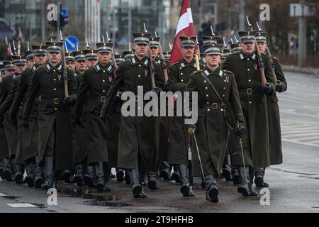 Vilnius, Lituania. 25 novembre 2023. I soldati lettoni marciano durante una parata militare nella giornata delle forze armate a Vilnius. La giornata delle forze armate onora il ripristino delle forze armate lituane il 23 novembre 1918. La parata militare che commemora la festa si terrà quest'anno il 25 novembre a Vilnius. Sia i militari lituani che gli alleati dei paesi NATO parteciparono alla parata, per un totale di circa 1.400 persone e 100 pezzi di equipaggiamento militare. Credito: SOPA Images Limited/Alamy Live News Foto Stock