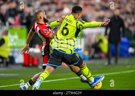 Frank Onyeka del Brentford FC e Gabriel dell'Arsenal FC si sfidano per il pallone durante la partita di Premier League tra Brentford e Arsenal al Gtech Community Stadium, Londra, Inghilterra il 25 novembre 2023. Foto di Phil Hutchinson. Solo per uso editoriale, licenza necessaria per uso commerciale. Nessun utilizzo in scommesse, giochi o pubblicazioni di un singolo club/campionato/giocatore. Credito: UK Sports Pics Ltd/Alamy Live News Foto Stock