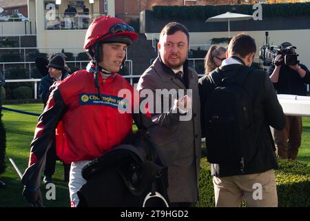 Ascot, Berkshire, Regno Unito. 25 novembre 2023. Horse Farnoge guidato dal fantino Harry Cobden (sete rosse) vince la gara Bet with Ascot Donation Box Scheme Novices’ hurdle Race presso l'ippodromo di Ascot al November Racing Saturday Meeting. Proprietario JCG Chia & i Warwick. Allenatore Paul Nicholls, Ditcheat. Breeder Wood Farm Stud Sponsor Chuanglee Cash & Carry Ltd Credito: Maureen McLean/Alamy Live News Foto Stock