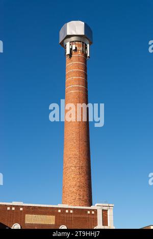 Vecchio fusto di mattoni con cieli blu sullo sfondo. Lansing, Michigan, USA. Foto Stock