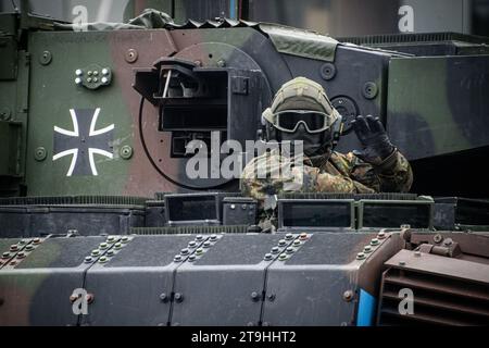 Vilnius, Lituania. 25 novembre 2023. Il soldato tedesco partecipa a una parata militare durante la giornata delle forze armate a Vilnius. La giornata delle forze armate onora il ripristino delle forze armate lituane il 23 novembre 1918. La parata militare che commemora la festa si terrà quest'anno il 25 novembre a Vilnius. Sia i militari lituani che gli alleati dei paesi NATO parteciparono alla parata, per un totale di circa 1.400 persone e 100 pezzi di equipaggiamento militare. (Foto di Yauhen Yerchak/SOPA Images/Sipa USA) credito: SIPA USA/Alamy Live News Foto Stock