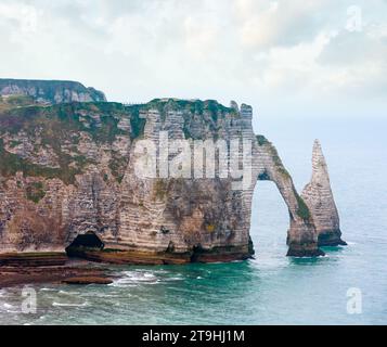 Uno dei tre famose scogliere bianche noto come la Falaise de Aval. Etretat, Francia. Foto Stock