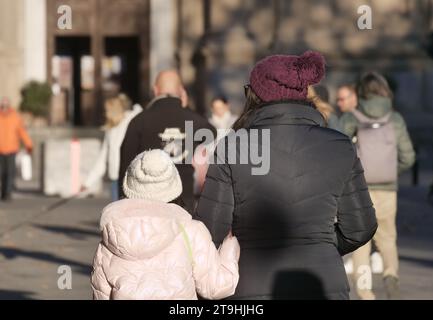 Bergamo Bergamo, Italia. 25 novembre 2023. Cappotti, sciarpe, cappelli e guanti, le persone si coprono per affrontare il primo forte calo delle temperature e il vento nell'ultimo fine settimana di novembre. Credito: Agenzia fotografica indipendente/Alamy Live News Foto Stock