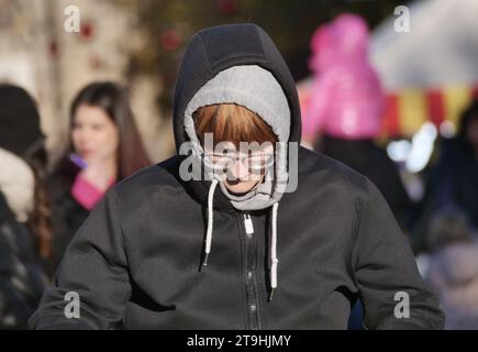 Bergamo Bergamo, Italia. 25 novembre 2023. Cappotti, sciarpe, cappelli e guanti, le persone si coprono per affrontare il primo forte calo delle temperature e il vento nell'ultimo fine settimana di novembre. Credito: Agenzia fotografica indipendente/Alamy Live News Foto Stock