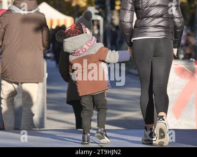 Bergamo Bergamo, Italia. 25 novembre 2023. Cappotti, sciarpe, cappelli e guanti, le persone si coprono per affrontare il primo forte calo delle temperature e il vento nell'ultimo fine settimana di novembre. Credito: Agenzia fotografica indipendente/Alamy Live News Foto Stock