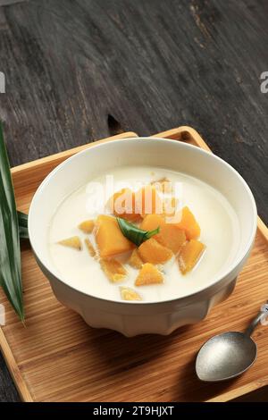 Kolak Labu o zucca stufata con latte di cocco, dessert indonesiano e tailandese. Ramadan Takjil Ifthar Food Foto Stock