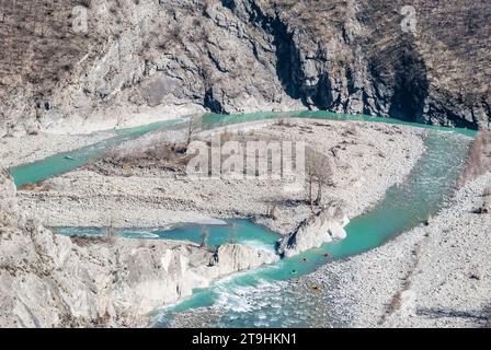 Il fiume Trebbia attraverso l'appennino durante l inverno Foto Stock