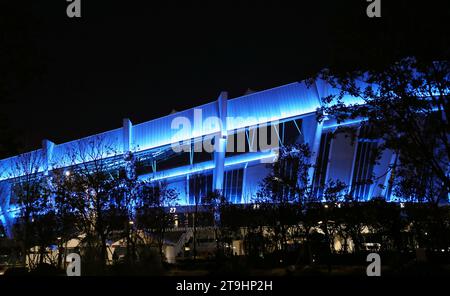 SHANGHAI, CINA - 25 NOVEMBRE 2023 - Uno spettacolo di luci blu è esposto allo Shanghai Stadium di Shanghai, Cina, 25 novembre 2023. Foto Stock