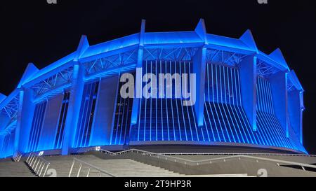 SHANGHAI, CINA - 25 NOVEMBRE 2023 - Uno spettacolo di luci blu è esposto allo Shanghai Stadium di Shanghai, Cina, 25 novembre 2023. Foto Stock
