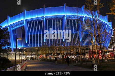 SHANGHAI, CINA - 25 NOVEMBRE 2023 - Uno spettacolo di luci blu è esposto allo Shanghai Stadium di Shanghai, Cina, 25 novembre 2023. Foto Stock