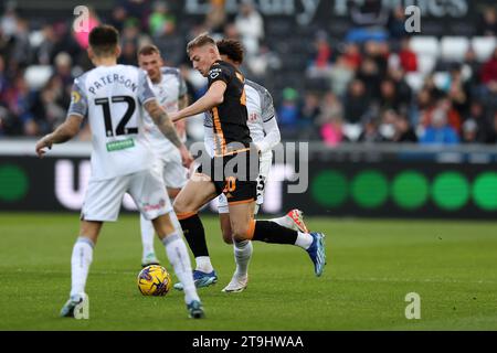 Swansea, Regno Unito. 25 novembre 2023. Liam Delap di Hull City (c) in azione. Partita di campionato EFL Skybet, Swansea City contro Hull City allo Stadio Swansea.com di Swansea, Galles, sabato 25 novembre 2023. Questa immagine può essere utilizzata solo per scopi editoriali. Solo per uso editoriale, foto di Andrew Orchard/Andrew Orchard fotografia sportiva/Alamy Live news credito: Andrew Orchard fotografia sportiva/Alamy Live News Foto Stock