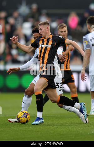 Swansea, Regno Unito. 25 novembre 2023. Liam Delap di Hull City (c) in azione. Partita di campionato EFL Skybet, Swansea City contro Hull City allo Stadio Swansea.com di Swansea, Galles, sabato 25 novembre 2023. Questa immagine può essere utilizzata solo per scopi editoriali. Solo per uso editoriale, foto di Andrew Orchard/Andrew Orchard fotografia sportiva/Alamy Live news credito: Andrew Orchard fotografia sportiva/Alamy Live News Foto Stock