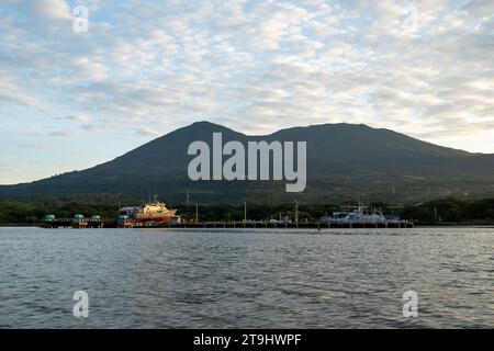 San Salvador, San Salvador, El Salvador – 30 ottobre 2022: Vista tranquilla di una Marina vicino a la Union a Salvador dalle splendide montagne vulcaniche con barche Foto Stock