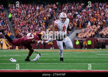 Minneapolis, Minnesota, USA. 25 novembre 2023. Il running back dei Wisconsin Badgers BRAELON ALLEN #0 corre la palla per un touchdown durante il primo tempo dei Minnesota Golden Gophers contro i Wisconsin Badgers all'Huntington Bank Stadium di Minneapolis, Minnesota, sabato 25 novembre 2023. (Immagine di credito: © Steven Garcia/ZUMA Press Wire) SOLO USO EDITORIALE! Non per USO commerciale! Foto Stock