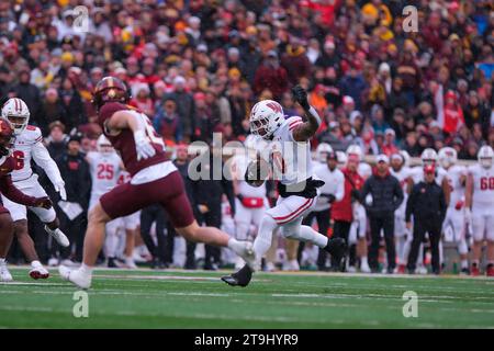 Minneapolis, Minnesota, USA. 25 novembre 2023. Il running back dei Wisconsin Badgers BRAELON ALLEN #0 corre la palla durante il primo tempo dei Minnesota Golden Gophers contro i Wisconsin Badgers all'Huntington Bank Stadium di Minneapolis, Minnesota, sabato 25 novembre 2023. (Immagine di credito: © Steven Garcia/ZUMA Press Wire) SOLO USO EDITORIALE! Non per USO commerciale! Foto Stock