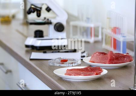 Carne sul tavolo in laboratorio. Controllo qualità in corso Foto Stock