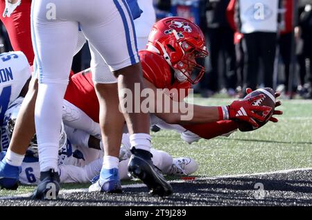 Louisville, Stati Uniti. 25 novembre 2023. Il tight end dei Louisville Cardinals Josh Kattus (84) si tuffa nella end zone per il touchdown contro i Kentucky Wildcats durante il primo tempo di gioco al L&N Stadium sabato 25 novembre 2023 a Louisville. Kentucky. Foto di John Sommers II/UPI Credit: UPI/Alamy Live News Foto Stock