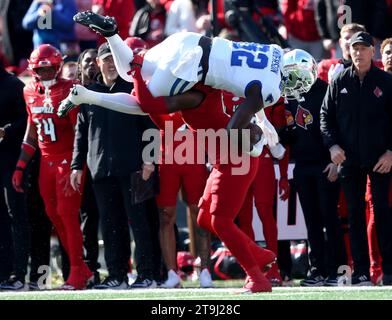 Louisville, Stati Uniti. 25 novembre 2023. Kentucky Wildcats Khamari Anderson (82) è superato dai Louisville Cardinals Stanquan Clark (6) durante il primo tempo di gioco al L&N Stadium sabato 25 novembre 2023 a Louisville. Kentucky. Foto di John Sommers II/UPI Credit: UPI/Alamy Live News Foto Stock