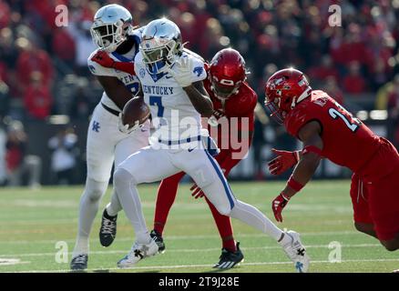 Louisville, Stati Uniti. 25 novembre 2023. Il wide receiver dei Kentucky Wildcats Barion Brown (7) combatte per rompere la difesa libera dei Louisville Cardinals durante il primo tempo di gioco al L&N Stadium sabato 25 novembre 2023 a Louisville. Kentucky. Foto di John Sommers II/UPI Credit: UPI/Alamy Live News Foto Stock