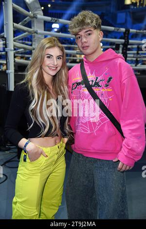 Garry Secret mit Freundin Yasmin Vogt - THE GREAT FIGHT NIGHT by Joyn im PSD Dome in Düsseldorf AM 25.11.2023 *** Garry Secret with Girlfriend Yasmin Vogt THE GREAT FIGHT NIGHT by Joyn at the PSD Dome in Düsseldorf on 25 11 2023 Credit: Imago/Alamy Live News Foto Stock