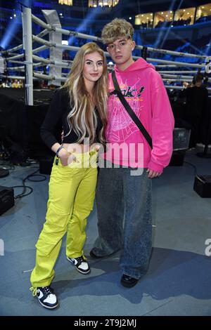 Garry Secret mit Freundin Yasmin Vogt - THE GREAT FIGHT NIGHT by Joyn im PSD Dome in Düsseldorf AM 25.11.2023 *** Garry Secret with Girlfriend Yasmin Vogt THE GREAT FIGHT NIGHT by Joyn at the PSD Dome in Düsseldorf on 25 11 2023 Credit: Imago/Alamy Live News Foto Stock