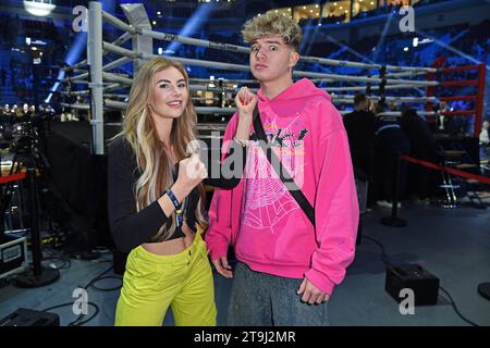 Garry Secret mit Freundin Yasmin Vogt - THE GREAT FIGHT NIGHT by Joyn im PSD Dome in Düsseldorf AM 25.11.2023 *** Garry Secret with Girlfriend Yasmin Vogt THE GREAT FIGHT NIGHT by Joyn at the PSD Dome in Düsseldorf on 25 11 2023 Credit: Imago/Alamy Live News Foto Stock