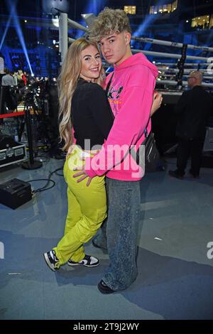 Garry Secret mit Freundin Yasmin Vogt - THE GREAT FIGHT NIGHT by Joyn im PSD Dome in Düsseldorf AM 25.11.2023 *** Garry Secret with Girlfriend Yasmin Vogt THE GREAT FIGHT NIGHT by Joyn at the PSD Dome in Düsseldorf on 25 11 2023 Credit: Imago/Alamy Live News Foto Stock