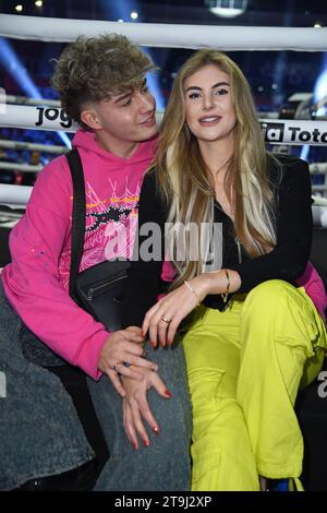Garry Secret mit Freundin Yasmin Vogt - THE GREAT FIGHT NIGHT by Joyn im PSD Dome in Düsseldorf AM 25.11.2023 *** Garry Secret with Girlfriend Yasmin Vogt THE GREAT FIGHT NIGHT by Joyn at the PSD Dome in Düsseldorf on 25 11 2023 Credit: Imago/Alamy Live News Foto Stock