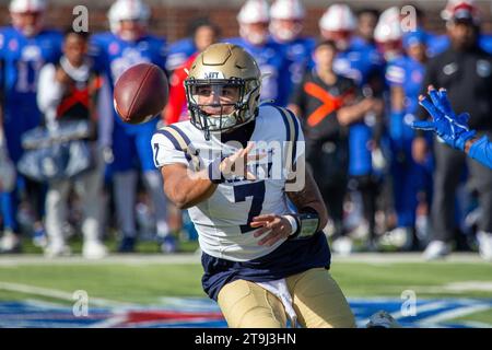 Dallas, Texas, USA. 25 novembre 2023. Il quarterback dei Midshipmen della Marina Xavier Arline (7) in azione durante la partita tra i Midshipmen della Marina e gli SMU Mustangs al Gerald J. Ford Stadium di Dallas, Texas. (Immagine di credito: © Dan Wozniak/ZUMA Press Wire) SOLO USO EDITORIALE! Non per USO commerciale! Foto Stock