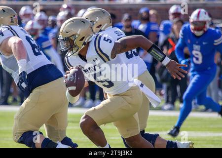 Dallas, Texas, USA. 25 novembre 2023. Il quarterback dei Navy Midshipmen Braxton Woodson (5) in azione durante la partita tra i Navy Midshipmen e SMU Mustangs al Gerald J. Ford Stadium di Dallas, Texas. (Immagine di credito: © Dan Wozniak/ZUMA Press Wire) SOLO USO EDITORIALE! Non per USO commerciale! Foto Stock