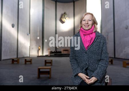 PRODUZIONE - 21 novembre 2023, Assia, Francoforte sul meno: Verena Maria Kitz, Head of the Center for Bereavement Care, si trova nella chiesa cattolica di St. Michael's Church nel quartiere Nordend di Francoforte. L'anno prossimo, la chiesa sarà convertita nella prima chiesa sepolcrale per urne in Assia. (Alla chiesa della prima urna dell'Assia: New Form of Burial) foto: Sascha Lotz/dpa Foto Stock