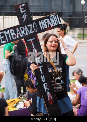 Lima, Perù. 25 novembre 2023. "La gravidanza infantile è tortura" si legge su una croce nera quando centinaia di donne sono scese per la strada di Lima nell'ambito delle attività della giornata internazionale per l'eliminazione della violenza contro le donne, evento commemorato annualmente il 25 novembre, la data in cui le tre sorelle Mirabal (Patria, Minerva e María Teresa) furono uccise. Nella Repubblica Dominicana su 1960. Credito: Agenzia stampa Fotoholica/Alamy Live News Foto Stock