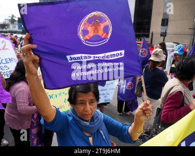 Lima, Perù. 25 novembre 2023. "Insieme possiamo, vivere senza violenza è un nostro diritto” si legge su uno striscione quando centinaia di donne sono scese per la strada di Lima nell'ambito delle attività della giornata internazionale per l'eliminazione della violenza contro le donne, evento che viene commemorato annualmente il 25 novembre, la data in cui le tre sorelle Mirabal (Patria, Minerva e María Teresa) furono uccise. Nella Repubblica Dominicana su 1960. Credito: Agenzia stampa Fotoholica/Alamy Live News Foto Stock