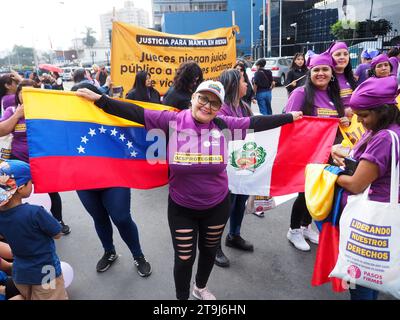 Lima, Perù. 25 novembre 2023. Bandiere venezuelane e peruviane portate da un attivista quando centinaia di donne sono scese per la strada di Lima nell'ambito delle attività della giornata internazionale per l'eliminazione della violenza contro le donne, evento commemorato annualmente il 25 novembre, la data in cui le tre sorelle Mirabal (Patria, Minerva e María Teresa) furono uccise. Nella Repubblica Dominicana su 1960. Credito: Agenzia stampa Fotoholica/Alamy Live News Foto Stock