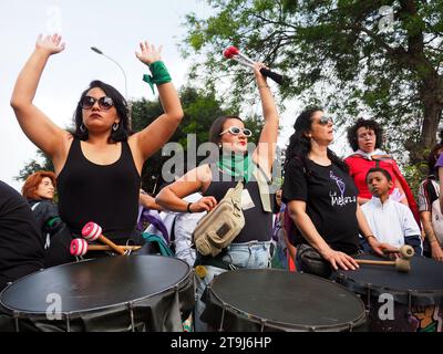 Lima, Perù. 25 novembre 2023. Donne che suonano la batteria quando centinaia di donne scesero per la strada di Lima come parte delle attività della giornata internazionale per l'eliminazione della violenza contro le donne, un evento che viene commemorato ogni anno il 25 novembre, data in cui le tre sorelle Mirabal (Patria, Minerva e María Teresa) furono assassinati. Nella Repubblica Dominicana su 1960. Credito: Agenzia stampa Fotoholica/Alamy Live News Foto Stock