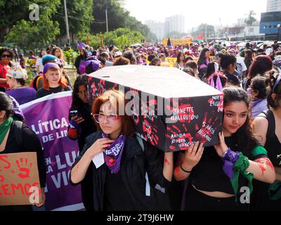 Lima, Perù. 25 novembre 2023. Donne che trasportano una bara quando centinaia di donne scesero per la strada di Lima come parte delle attività della giornata internazionale per l'eliminazione della violenza contro le donne, un evento che viene commemorato ogni anno il 25 novembre, data in cui le tre sorelle Mirabal (Patria, Minerva e María Teresa) furono assassinati. Nella Repubblica Dominicana su 1960. Credito: Agenzia stampa Fotoholica/Alamy Live News Foto Stock