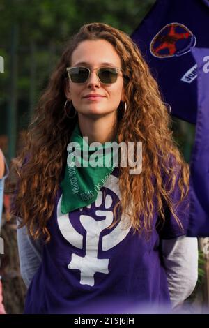 Lima, Perù. 25 novembre 2023. Donna con una t-shirt con il simbolo femminista, quando centinaia di donne sono scese per la strada di Lima nell'ambito delle attività della giornata internazionale per l'eliminazione della violenza contro le donne, evento che viene commemorato annualmente il 25 novembre, la data in cui le tre sorelle Mirabal (Patria, Minerva e María Teresa) furono uccise. Nella Repubblica Dominicana su 1960. Credito: Agenzia stampa Fotoholica/Alamy Live News Foto Stock