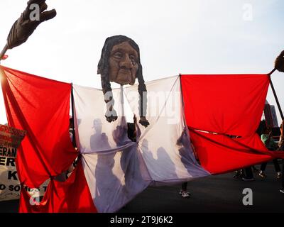 Lima, Perù. 25 novembre 2023. Capo di una donna indigena portava su una bandiera peruviana quando centinaia di donne scesero per la strada di Lima nell'ambito delle attività della giornata internazionale per l'eliminazione della violenza contro le donne, evento commemorato annualmente il 25 novembre, la data in cui le tre sorelle Mirabal (Patria, Minerva e María Teresa) furono uccise. Nella Repubblica Dominicana su 1960. Credito: Agenzia stampa Fotoholica/Alamy Live News Foto Stock